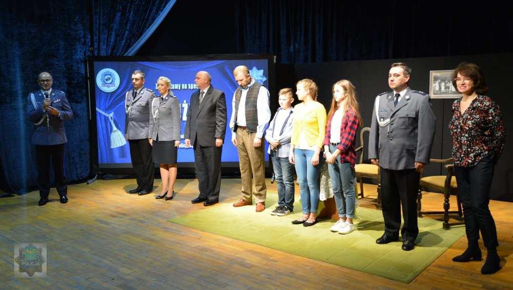wnuczce oraz jej przyjaciołom historię tej formacji.
