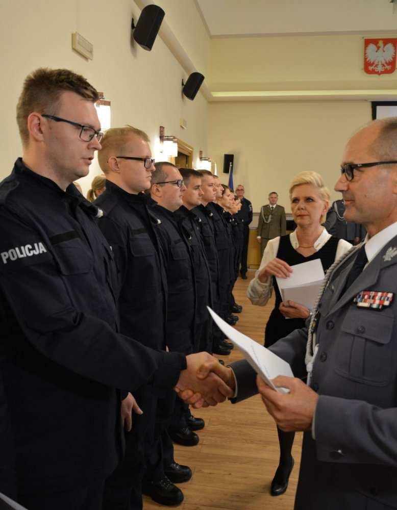 Ślubowanie nowych policjantów "Ja obywatel Rzeczpospolitej Polskiej, świadom podejmowanych obowiązków policjanta..." - to początek roty ślubowania, którą składają przyjmowani do służby funkcjonariusze.