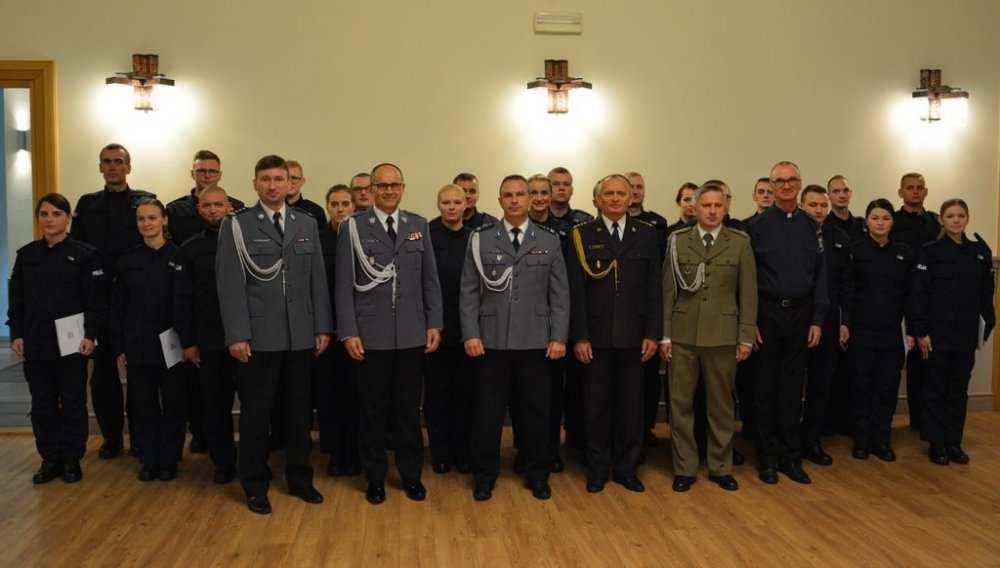 W sali konferencyjnej komendy wojewódzkiej odbyło się ślubowanie nowych policjantów. To oni - z rąk Komendanta Wojewódzkiego Policji w Opolu - odebrali akty ślubowania.