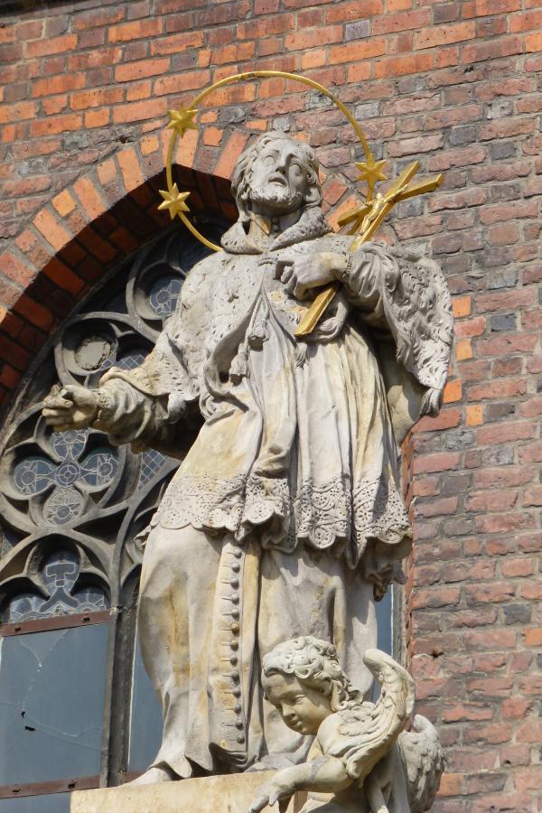 Okazały posąg Św. Jana Nepomucena znajduje się w Nysie, przed kościołem Św. Jakuba i Agnieszki. Pochodzi z 1731 roku.