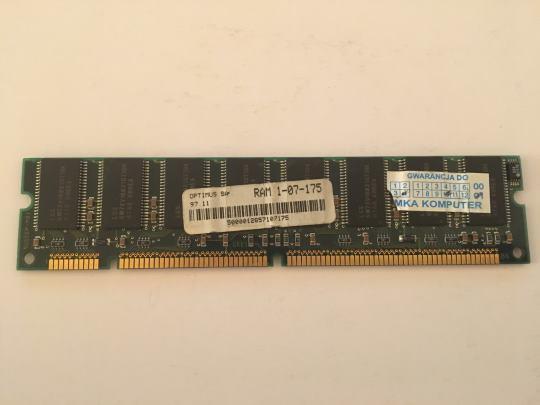 Pamięci DIMM SDR SDRAM Pamięć ta pochodzi z Optimusa 4Mx64 SDRAM. Czas występowania to lata 1997. Charakterystyczne dla niej to dwa wcięcia, z którego jedno jest bardzo blisko brzegu.