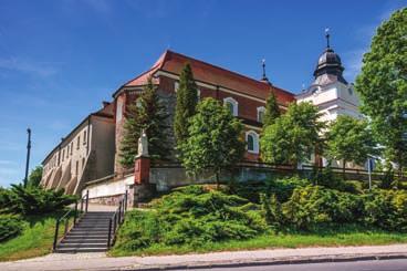 Świątynia była kilka razy przebudowywana, obecnie nazywa się ją perłą późnego baroku. Z dawniejszych czasów zachowały się kolumny romańskie i gotyckie sklepienie nad chórem.