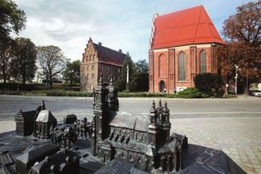 na wyspie w ramionach rzek Warty i Cybiny istniał niewielki gród, który kilkadziesiąt lat później został rozbudowany i zyskał rangę jednej z głównych siedzib pierwszych władców Polski.