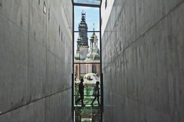 6 7 Brama Poznania Zamek Królewski na Górze Przemysła Pełna nazwa: Interaktywne Centrum Historii Ostrowa Tumskiego wyjaśnia, z czym mamy do czynienia: z nowoczesną, multimedialną instytucją,