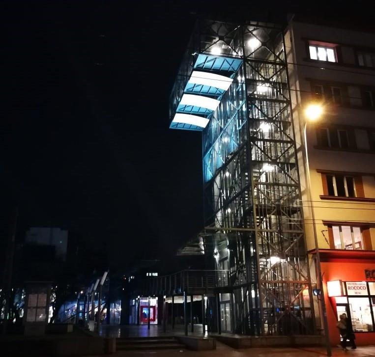 1. InfoBox - wieża widokowa Przeszklona wieża widokowa ma wysokość 22 metrów. Roztacza się z niej widok na Skwer Kościuszki, ulicę Świętojańską, 10 lutego i morze.