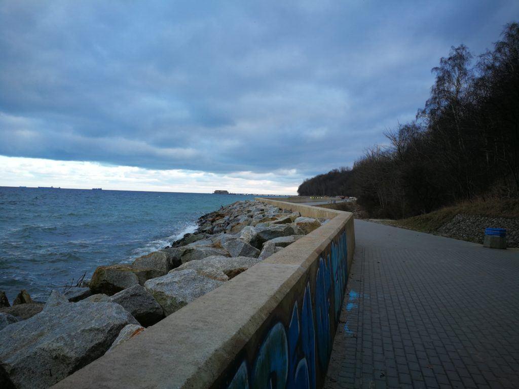 się przy ulicy Kolonia Rybacka/ Osada Rybacka.
