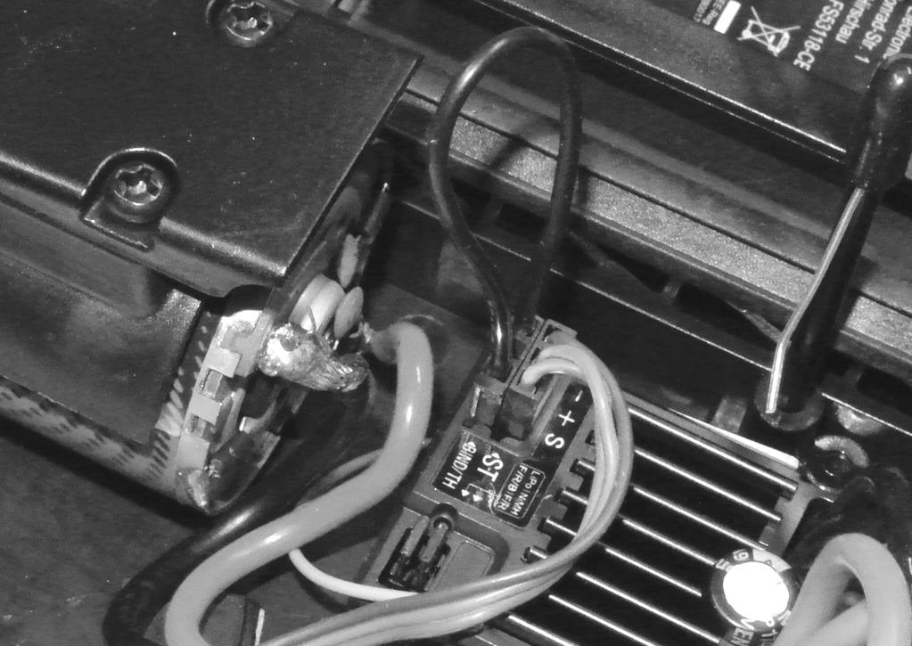 12. Funkcja łączenia Aby transmisja sygnału mogła odbywać się bez zakłóceń w przy zdalnym sterowaniu 2,4 GHz, nadajnik i odbiornik muszą być identycznie cyfrowo kodowane.