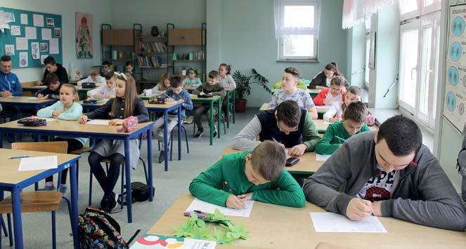 Na koniec Wójt Gminy Białogard Jacek Smoliński i oficerowie Powiatowej Straży Pożarnej w Białogardzie wręczyli wszystkim uczestnikom zawodów nagrody i upominki ufundowane przez PSP i Nadleśnictwo