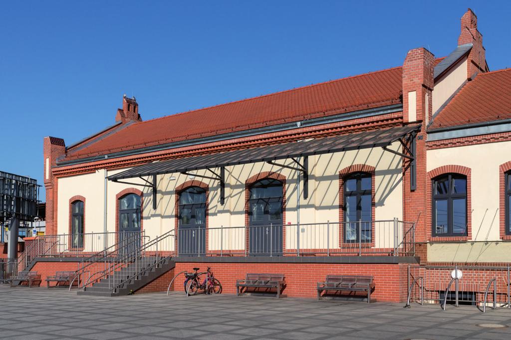 wojnie było wielokrotnie przebudowywane i zatraciło swój historyczny kształt. Remont przywrócił historyczne fasady i szczyty budynku.