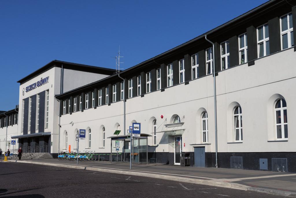Dostosowanie ceglanych murów dworca pocztowego do współczesnych norm termicznych było jednym z największych wyzwań podczas remontu.