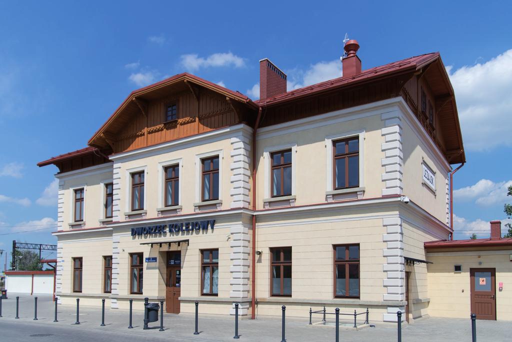wyburzenia wtórnych ścian i stropów, termomodernizację zabytkowych budynków, remont peronów i przejść podziemnych, instalację udogodnień takich jak schody ruchome i windy, a także zagospodarowanie