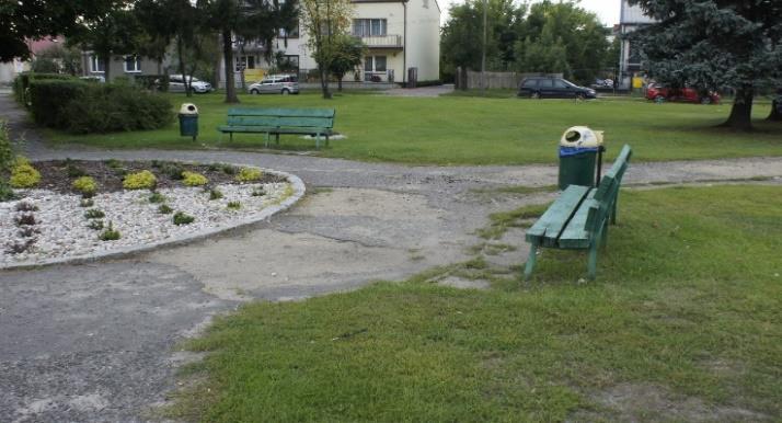 Zlokalizować są tutaj obiekty administracji gminy (Urząd Gminy Stanisławów, Komisariat Policji, Gminny Ośrodek Kultury, ośrodek zdrowia, szkoła), obiekty usługowo handlowe takie jak poczta, sklepy,
