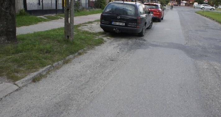 zieleni miejskiej, ciągów pieszych z parkującymi samochodami (konflikt przeznaczenia) wytyczone ciągi piesze w kolizji z funkcjonalnością