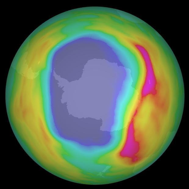 Dziura ozonowa Spadek zawartości ozonu (O 3 ) na wysokości 15-20 km głównie w obszarze bieguna południowego, obserwowany od końca lat 80. Tempo spadku wynosi ok. 3% na rok.