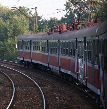 zajmując szerszą przestrzeń niż przy przejeździe po