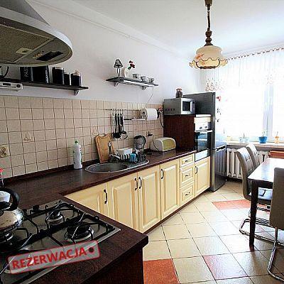 Do mieszkania przynależy piwnica 14m² oraz strych 60m².