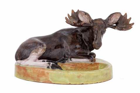 33 Figura niedźwiedzia z baryłką w Kadynach, przed 1944 r. glina, szkliwa zaciekowe; na spodzie znak wytwórni; wys.