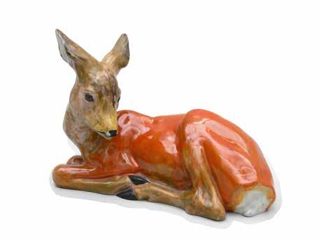 22,4 cm, stan zachowania: drobne ubytki szkliwa na uszach cena wywoławcza: 1 400 zł 65 Figurka leżącej sarny w Kadynach, l. 1930 1944, proj. Arthur Steiner glina, barwne szkliwa zaciekowe; sygn.