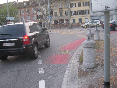 przyjaznych przejazdów przez skrzyżowanie, zwiększające bezpieczeństwo rowerzystów (np.