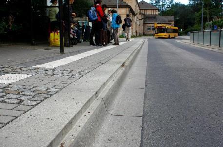 Przykład infrastruktury przystankowej wiata, nazwa przystanku, tablica na rozkłady jazdy