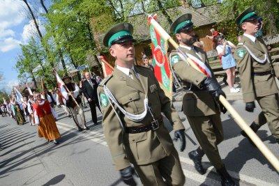 Drzewem Wolności, skąd po złożeniu wiązanek wszyscy przemaszerowali w uroczystym pochodzie do Sanktuarium Najświętszej Rodziny. Mszę św.