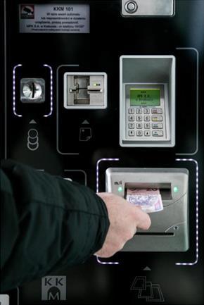 Automat sugeruje jakimi banknotami i monetami można płacić w danym momencie wyświetlając dynamiczne grafiki w prawym