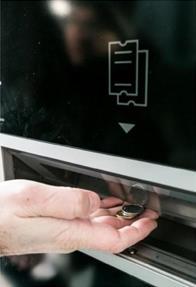 Po uiszczeniu opłaty automat przechodzi do drukowania potwierdzenia zakupu biletu