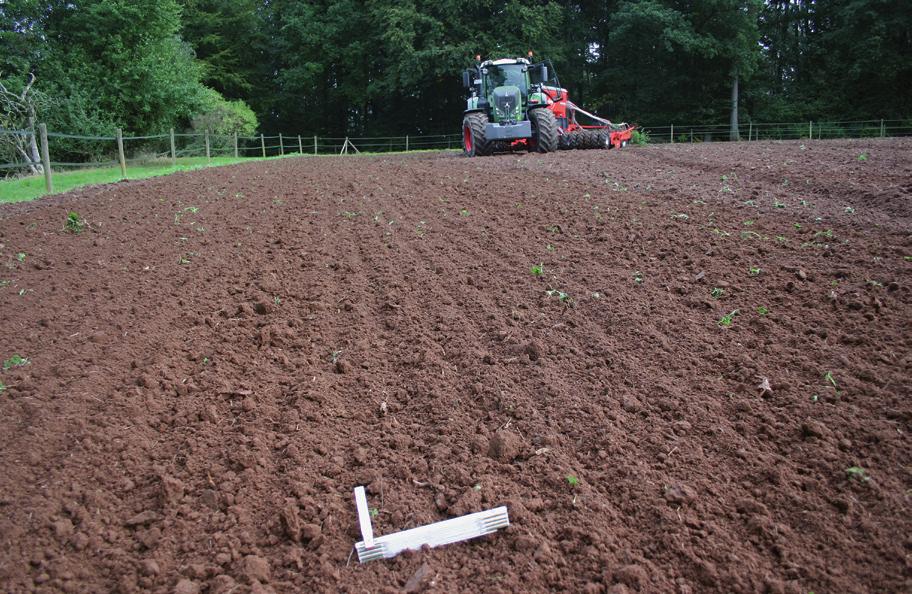 Test polowy dla pszenicy ozimej Gleba na polu testowym została scharakteryzowana jako piaszczysto-gliniasta i piasek gliniasty (35 do 50 punktów oceny jakości gleby) i teren jako lekko nachylony.