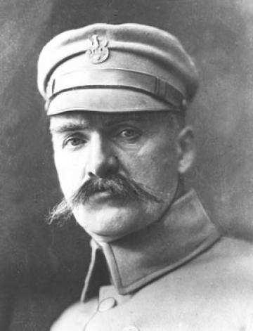 Józef Piłsudski. Źródło: CAW Urodził się 5 grudnia 1867 r. w Zułowie w pow. święciańskim. W 1877 r. został uczniem I Gimnazjum Rządowego w Wilnie, uzyskując w nim w 1885 r. maturę. Od 1882 r.