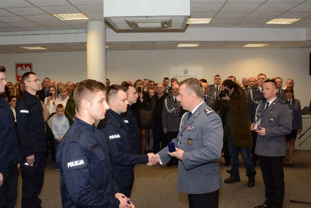 zakresu przepisów prawa i taktyki policyjnej.
