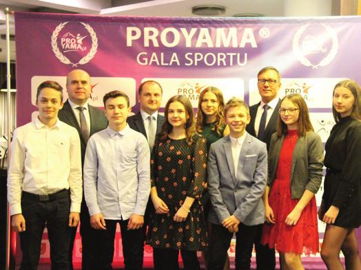 ZELOWSCY SPORTOWCY PROYAMA WYRÓŻNIENI Siedmioro zawodników trenujących w PROYAMA Zelów zostało nagrodzonych za wysokie osiągnięcia w roku 2018 podczas PROYAMA GALA SPORTU 2019, która odbyła się 18