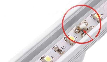 Zawieszki z mocownikiem nie wymagają wykonywania wierceń w profilu, ich umiejscowienie na nim jest dowolne. Przy zastosowaniu tych zawieszek paski LED można wklejać do profilu w dowolnym momencie.
