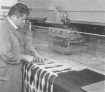 Zadanie 9. Który z wymienionych dokumentów stanowi podstaw do rozpocz cia produkcji i wydania materia u odzie owego z magazynu? A. Uk ad szablonów. B. Zlecenie produkcyjne. C. Karta chronometra owa.