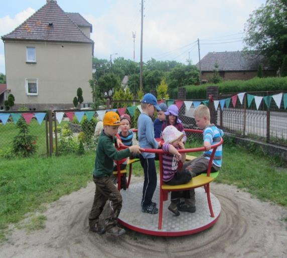 Przedszkolaki uczestniczyły również w pokazie pierwszej pomocy przedmedycznej przygotowanym przez uczennice gimnazjum.