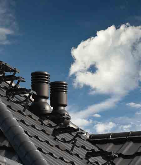 Modułowe Dachówki Blaszane Kominki i okna dachowe Właściwa wentylacja dachu ma kluczowe znaczenie dla odprowadzenia nadmiaru pary wodnej z budynku, zapobiegając zarazem jej kondensacji w