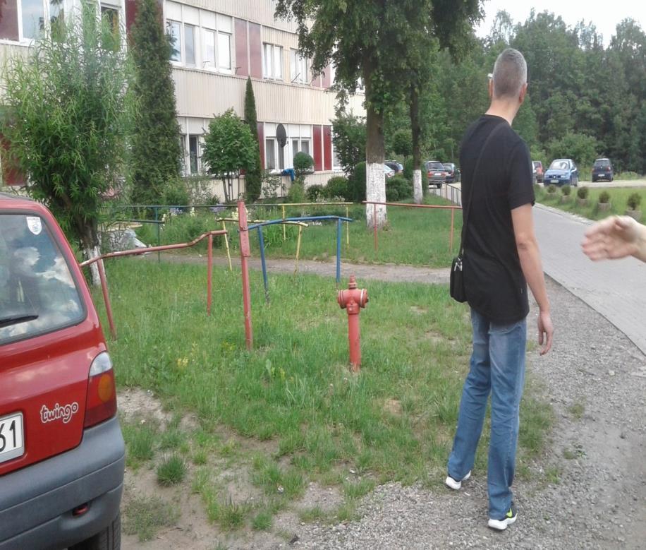 (Zdjęcia przedstawiają miejsce pod parking oraz hydrant, który mieszkańcy chcą zabezpieczyć.) 3.