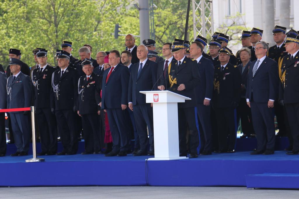 gen. bygadier Leszek Suski, Komendant Główny Państwowej Straży Pożarnej Uroczystość rozpoczęła się od podniesienia ﬂagi państwowej i odśpiewania hymnu.