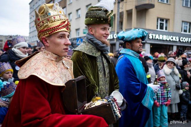 Trzej Królowie przeszli przez Gdynię Było radośnie, kolorowo i głośno wyjątkowo udany był tegoroczny Orszak Trzech Króli w Gdyni.