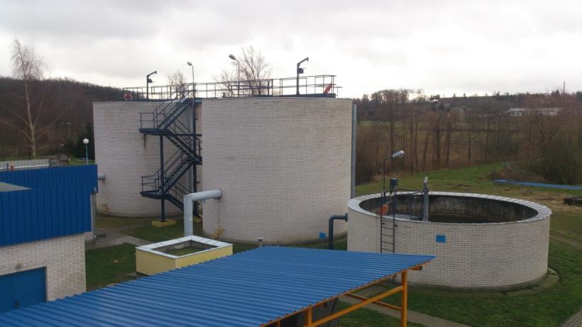 10. Komory tlenowej stabilizacji osadu i zbiornik nadawy: 1) Konstrukcja żelbetowa, komory otwarte z pomostem, 2) Pojemność czynna 2 x 450 m 3, 3) Szeregowy przepływ osadu z ZTSO 2 do ZTSO 1, 4)