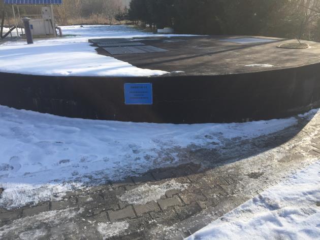 Pompownia ścieków surowych z sitem ślimakowym pionowym: 1) Parametry D = 2 m, H = 6 m, z kręgów żelbetowych przykryta blachą ze stali nierdzewnej, włazy ze stali nierdzewnej na zawiasach, 2)