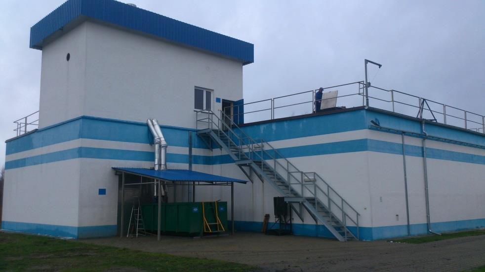 flotujących, własna szafa sterownicza, przepływomierz elektromagnetyczny ścieków surowych, 4) Zsyp skratek i piasku pionowy, rurami spustowymi do kontenera zlokalizowanego pod zadaszoną wiatą (wywóz