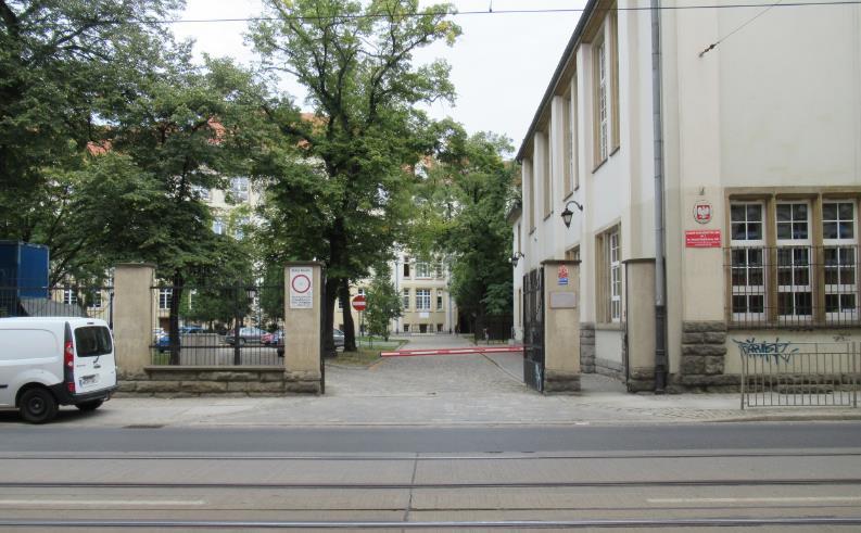 Wejście do szkoły