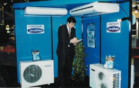 fot. prezentującym 1. Prezes Systhermu klimatyzatory inż. marki Bolesła Zenithair Gaziński produkoane stoisku fabryce targoym leżącej 1992 do r. LG Paryżu Za Koszalinie mi piersza, 26.