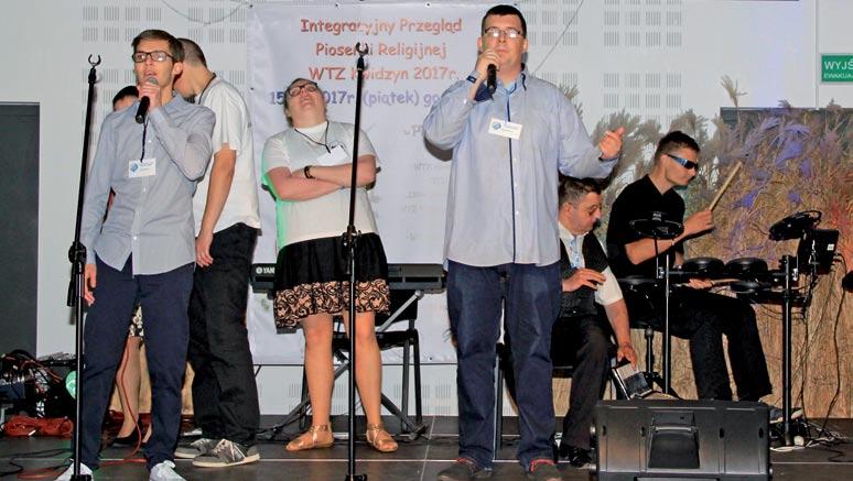 W pracowni prowadzone są też zajęcia z prawidłowej emisji głosu oraz dykcji.