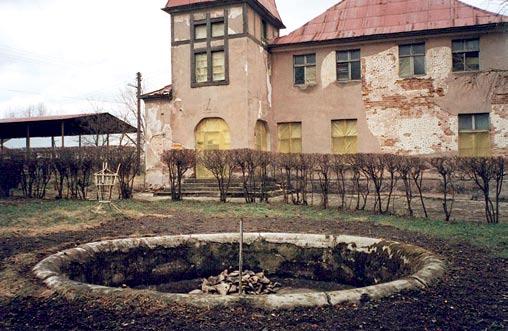 Jego początki siegają XVI wieku. Dworek wraz z folwarkiem w latach 1911-1937 należał do Jana Kowalskiego. Gościli u niego między innymi Stefan Żeromski i Jan Kasprowicz.