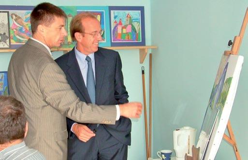 Podczas otwarcia obecni byli David Bailey, (z prawej) wówczas wiceprezydent International Paper w Europie i Jerzy Majewski, wtedy prezes International Paper Kwidzyn. Centrum ks.