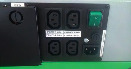 rozłączanych, odcinający dopływ prądu do wentylatora nadmuchowego i podajnika paliwa w przypadku przekroczenia temperatury granicznej (regulowanej w zakresie 90 100 C).