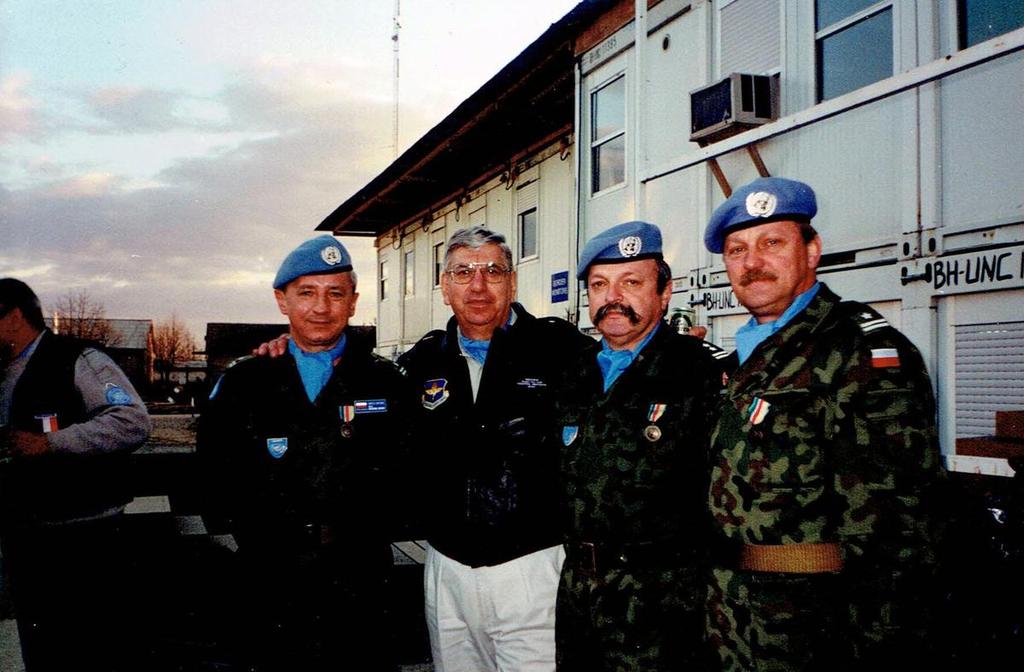 Polscy obserwatorzy wojskowi w misji UNTAES po paradzie medalowej: od lewej mjr Jerzy Stróżniak, Tymczasowy Administrator Jacques Paul Klein, pplk Ryszard Piwoński, mjr Roman Jasiński Do zadań