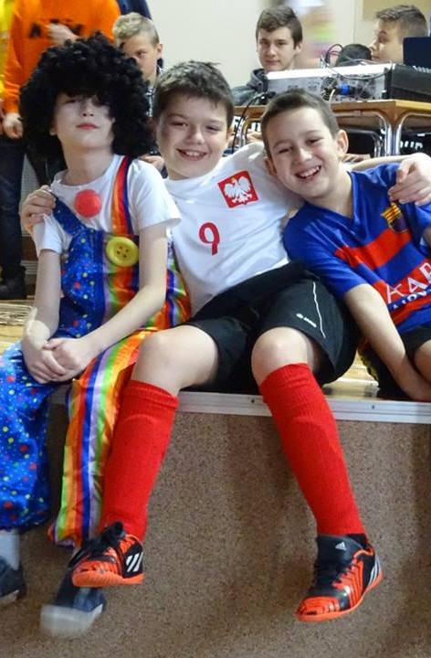 najróżniejsze stroje począwszy od postaci bajkowych aż po piosenkarzy zespołów metalowych Uczestnicy