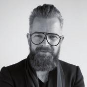 AVION jest modułowym systemem, będącym odpowiedzią na potrzeby i oczekiwania menadżerów poszukujących kreatywnej przestrzeni wokół siebie, która inspiruje.